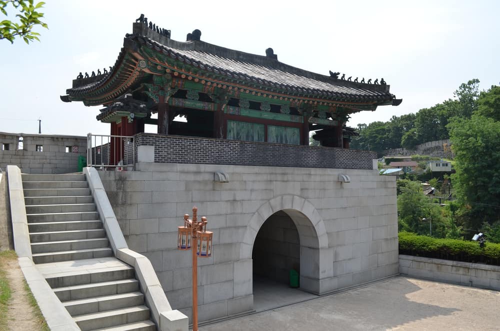 혜화문과 성곽으로 오르는 계단