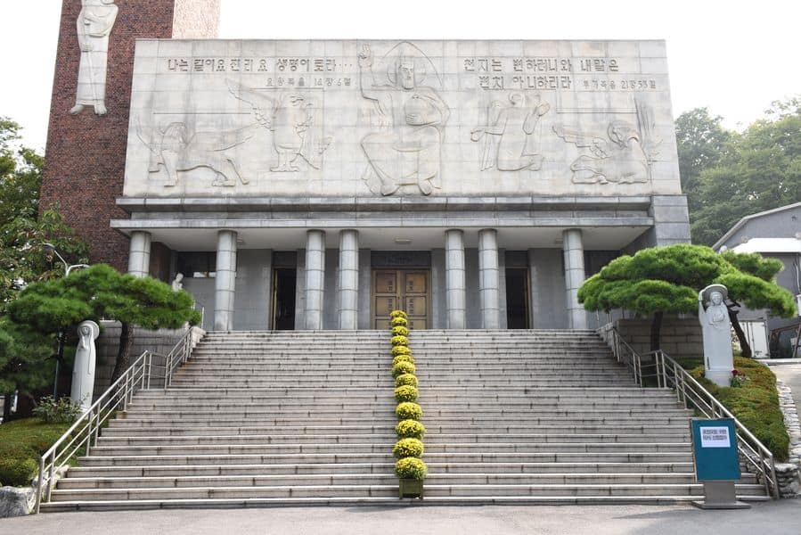 서울혜화동성당 정면 계단
