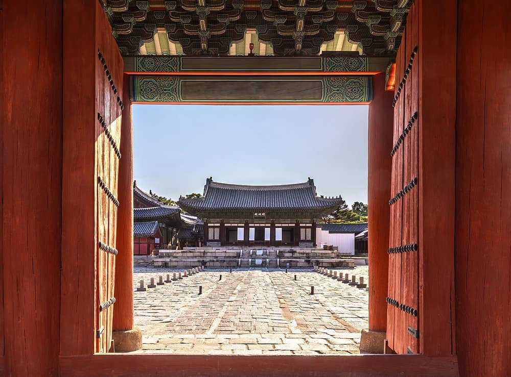 분위기 컷. 사도세자와 영조의 이야기가 얽힌 창경궁 명정전의 모습, 작품 사진이 아니라 작품 배경이 된 공간을 보여 주는 이미지
